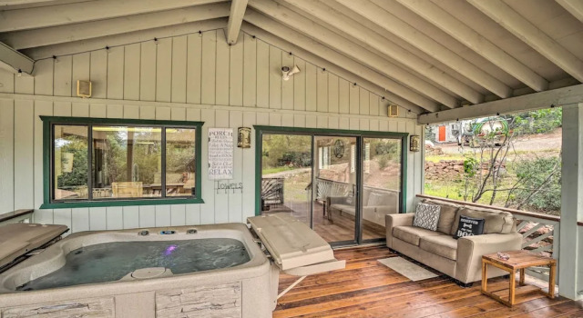 Коттедж Cozy Pine Retreat w/ Private Hot Tub & Views