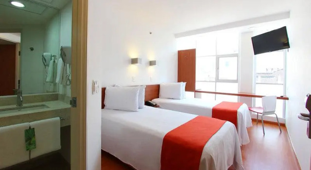 Кровать в общем номере City Express Ciudad de Mexico Alameda