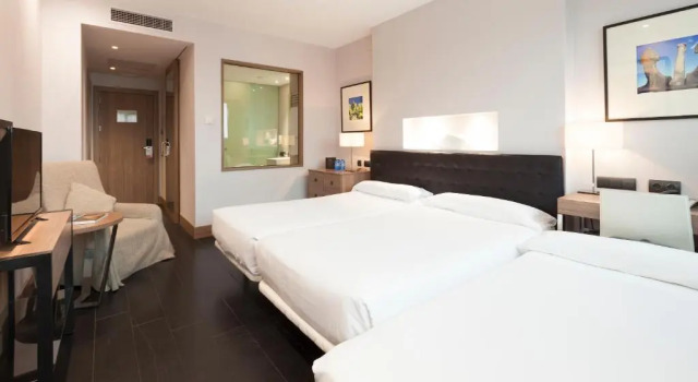 Трёхместный номер URH Hotel Spa Zen Balagares