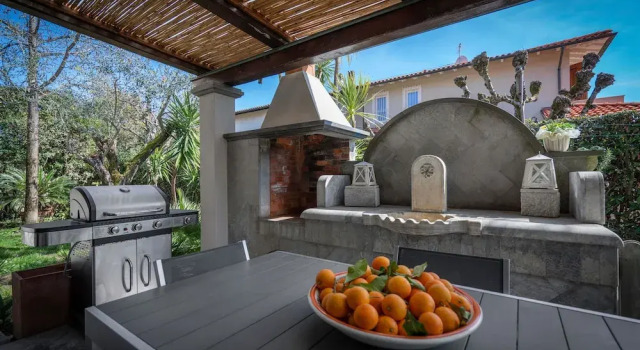 Villa Le Fontanelle In Forte Dei Marmi With Ac, Забронировать Вилла Отели Форте-дей-Марми с парковкой, рядом с Пляж Форте-дей-Марми, Парковка