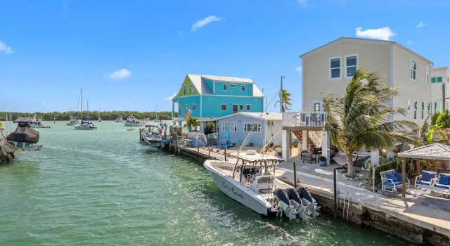 Коттедж Mermaid Manor Waterfront Haven w Hot Tub Dock