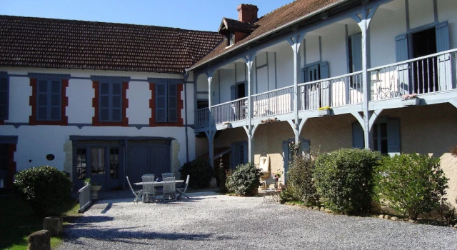 Chambres d'hôtes Le Clos des Mousquetaires, Book Hotel Hoteller i Bazet med pool, Swimmingpool