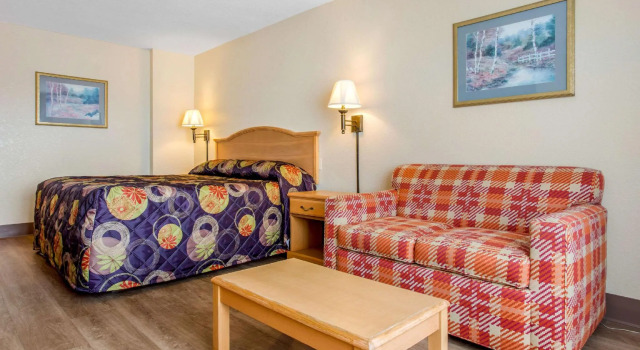 Двухместный номер Standard Rodeway Inn & Suites near Outlet Mall - Asheville