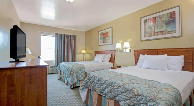 Четырёхместный номер Standard Days Inn by Wyndham Downtown St. Louis