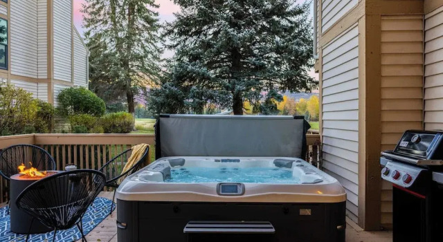 Stylish 3-story Retreat With Hot Tub & Firepit Near Park City High West Hideaway by Avantstay, Забронировать Дом для отпуска Коттеджи Парк-Сити, рядом с Sitka Super Park, Коттедж