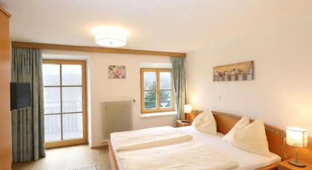 Апартаменты c 1 комнатой с балконом и с видом на озеро Hotel Garni Dorferwirt am Irrsee