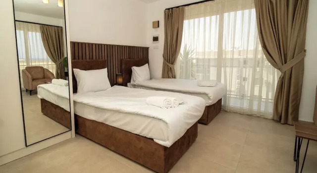 Люкс Standard с балконом и с видом на море Crown Salamis Suites