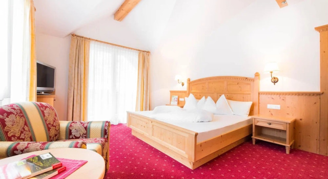 Tonzhaus Hotel, Забронировать Отель Сеналес Валь Сеналес, рядом с Водохранилище Вернаго