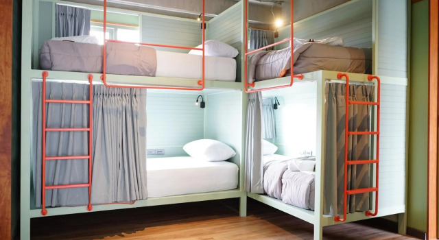 Кровать в общем номере Samsen Street Hotel