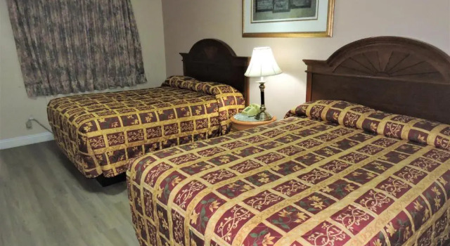 Четырёхместный номер Standard American Inn Motel