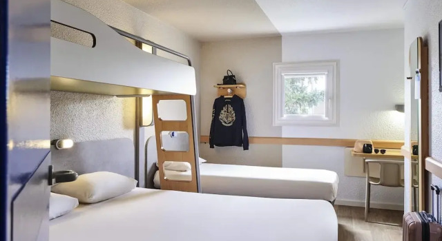 Семейный номер Standard ibis budget Versailles Chateau Saint cyr lEcole