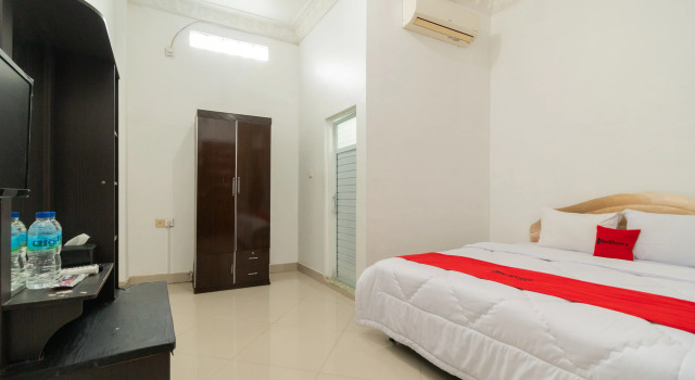 RedDoorz Syariah near Universitas Putra Indonesia Padang, Rezerwuj Hotel Padang Sumatra