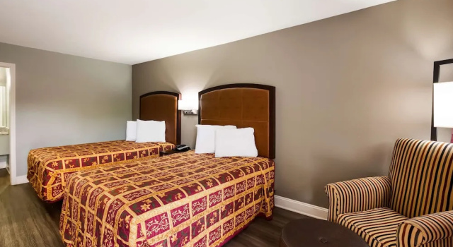 Четырёхместный номер Standard с балконом Knights Inn Fayetteville - Fort Bragg