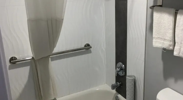 Двухместный люкс с балконом Quality Inn Near Hollywood Walk of Fame