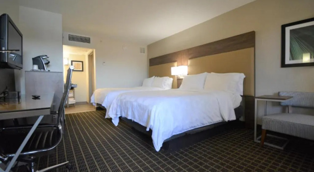 Четырёхместный номер Standard Holiday Inn Hazlet by IHG