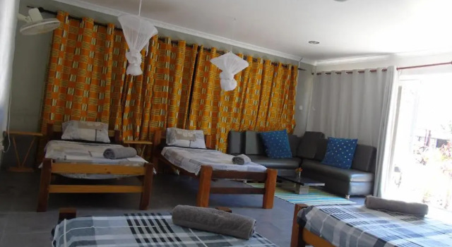 Кровать в общем номере IDC Guest House