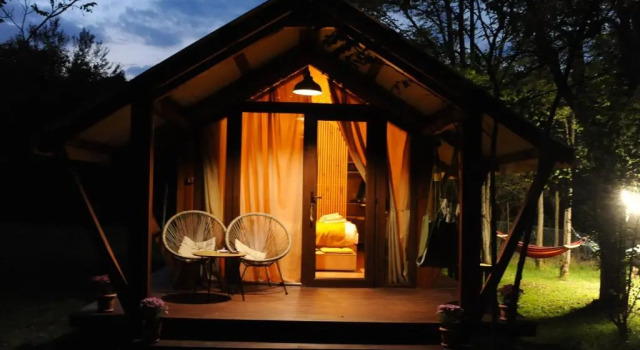 Jvarisa Glamping, Rezervasyon Kamp Alanı Ambrolauri otoparklı oteller, Otopark