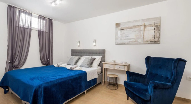 Amazing Home in Pinezici With Wifi and 4 Bedrooms, Varaa Huoneisto Hotellit Kvarner Islands uima-altaalla, Uima-allas