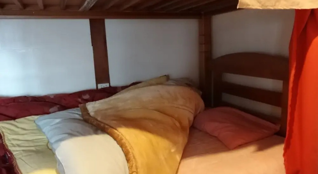 Кровать в общем номере Guesthouse Miso Soup
