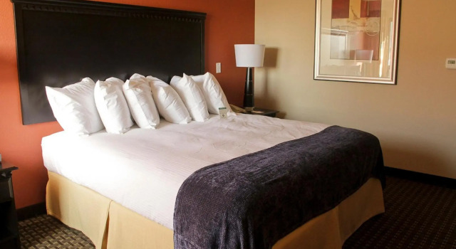Decatur Conference Center and Hotel, Boek Hotel Hotels in Indiana met parkeren, Parkeren