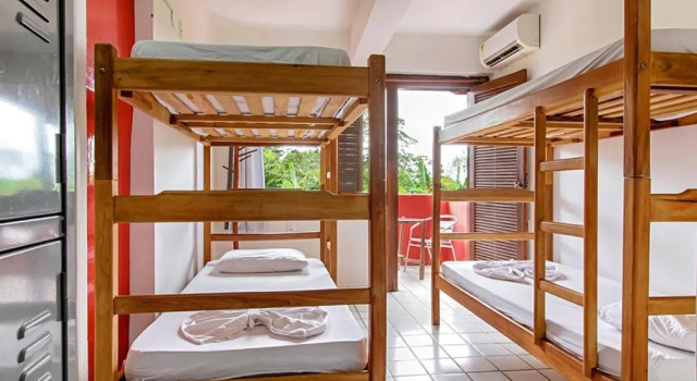 Кровать в общем номере (женский номер) Novos Baianos Hostel e Pousada