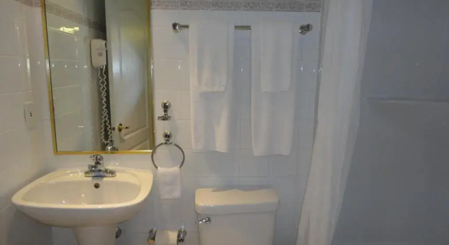 Двухместный номер Standard Chateau Louis Hotel & Conference Centre