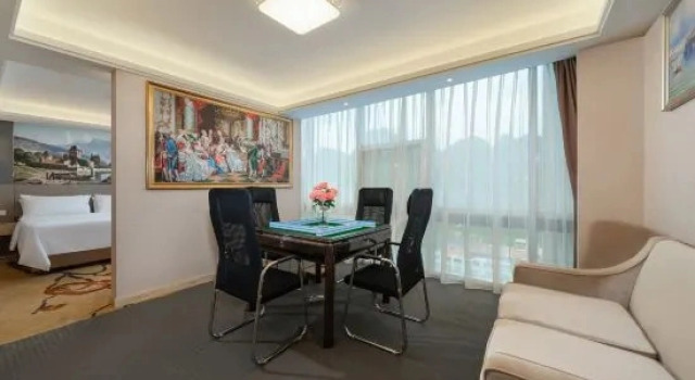 Семейный люкс Vienna International Hotel