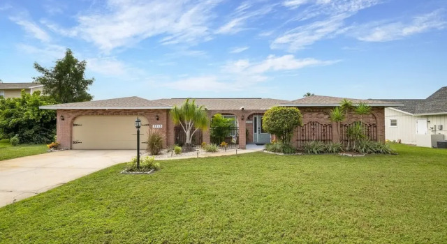 Montauks Point 5 Bedroom Pool Home Minutes away from local Beaches 5 Home by RedAwning