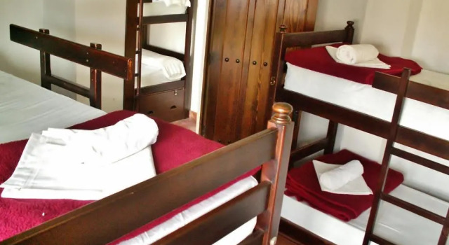 Кровать в общем номере Oasis Backpackers Hostel Granada