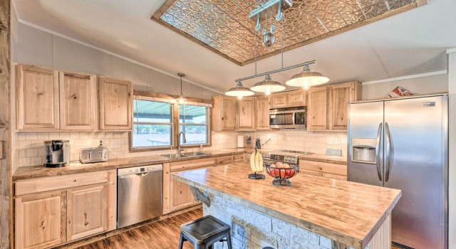 Коттедж с 3 комнатами Lakefront Granbury Home, Boat Dock On-site!