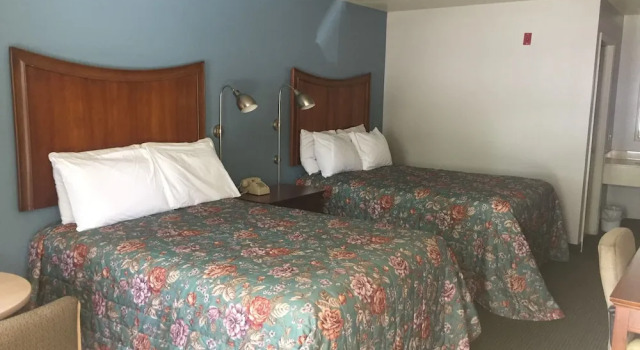 Четырёхместный номер Standard Sunset Inn