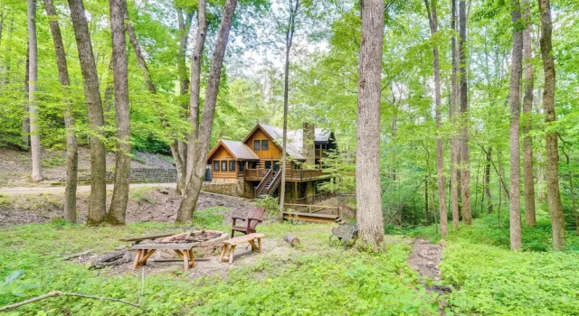 Коттедж 2 Mi to Gsmnp: Peaceful & Scenic Cabin w/ Deck