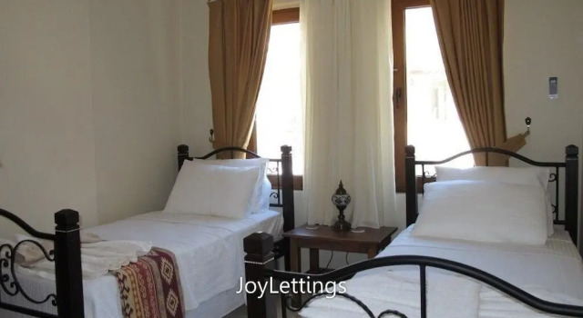 Вилла с 4 комнатами с балконом Villa FT11 by JoyLettings