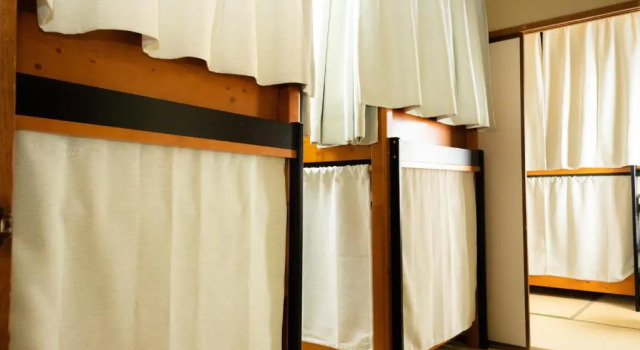 Кровать в общем номере Guesthouse Hajimari