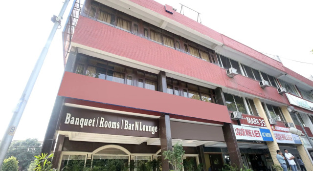 Capital O 5440 Hotel Le Monarque, Varaa Hotelli Hotellit Chandigarh Region aamiaisella, Aamiainen