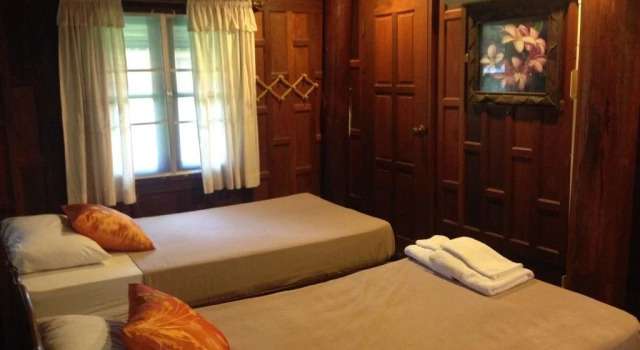 Ruen Thai Ampawa Resort, Rezervovat Lázně / Resort Levné hotely v Samut Songkhram