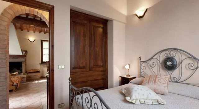 Apartment Near Cortona With Pool and Roman Charm