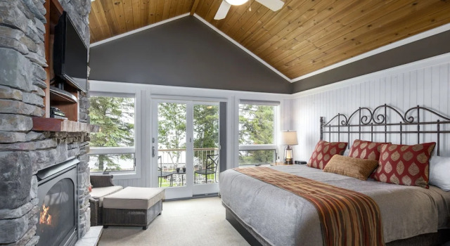 Люкс с балконом и с видом на озеро Larsmont Cottages