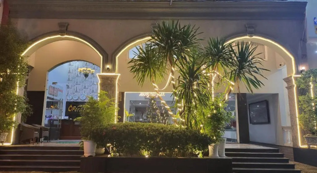 Opera Hotel, Забронировать Отель Район 7 Хошимин, рядом с Crescent Mall