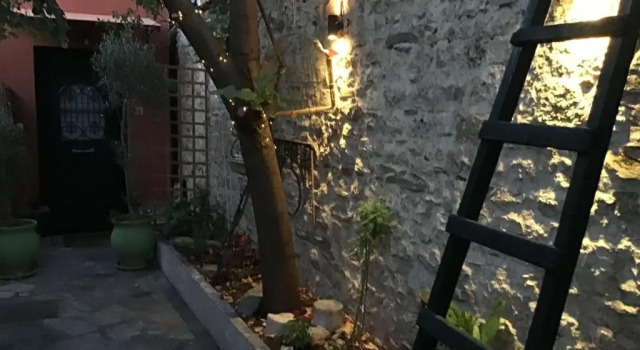 Апартаменты Cozy Central Courtyard Home (By The Lake)