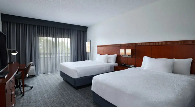 Четырёхместный номер Standard Courtyard by Marriott Dallas Richardson at Spring Valley
