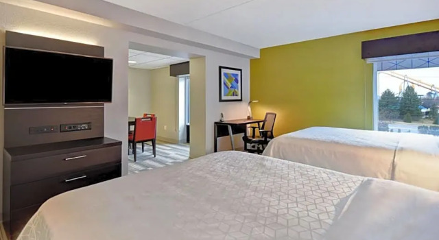Четырёхместный люкс Holiday Inn Express & Suites Allentown-Dorney Park Area by IHG