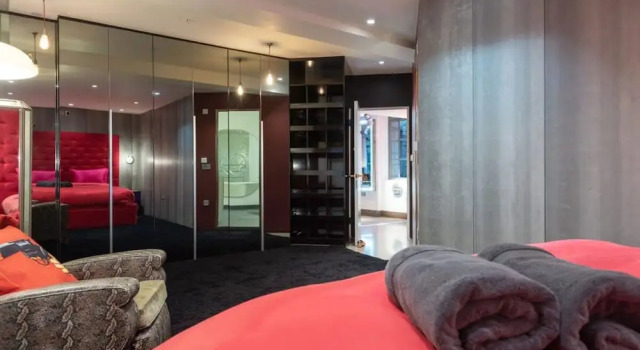 Luxurious Loft Central Soho - 3 Bedrooms Office, Забронировать Отель Лондон Большой Лондон, рядом с Оксфорд Циркус