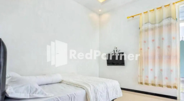 Griya Rahayu Guesthouse Mitra RedDoorz near Jatim Park 2 Batu, Book Hotel Cheap Hotels in Batu, near Batu Night Spectacular