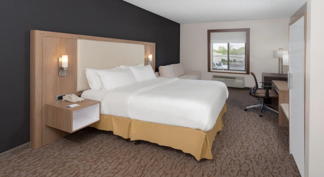 Двухместный люкс Holiday Inn Express Hotel & Suites Dayton West - Brookville by IHG