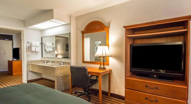 Quality Inn & Suites at Tropicana Field, Buchen Sie Hotel Hotels in Pinellas County mit Pool, Schwimmbad