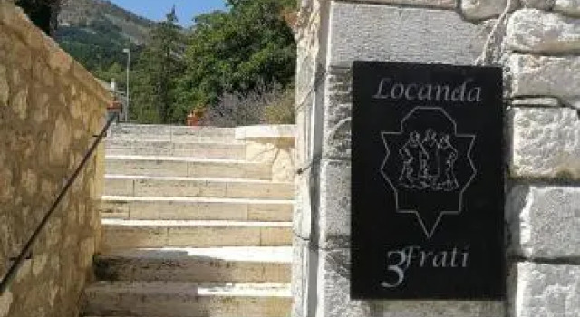 Locanda Tre Frati, Забронировать Отель Пескокостанцо Abruzzo Ski, рядом с Кресельный подъёмник Валлефура (нижняя станция)