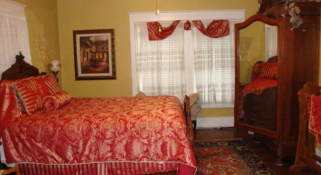 The Villa Bed and Breakfast, Забронировать Вилла Отели Галвестон с парковкой, рядом с Betty Head Oleander Garden Park, Парковка
