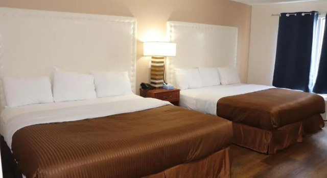 Четырёхместный номер Standard Falls Lodge & Suites