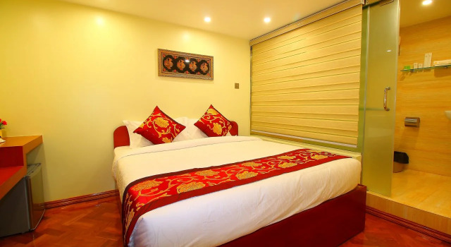 Diamonds Inn